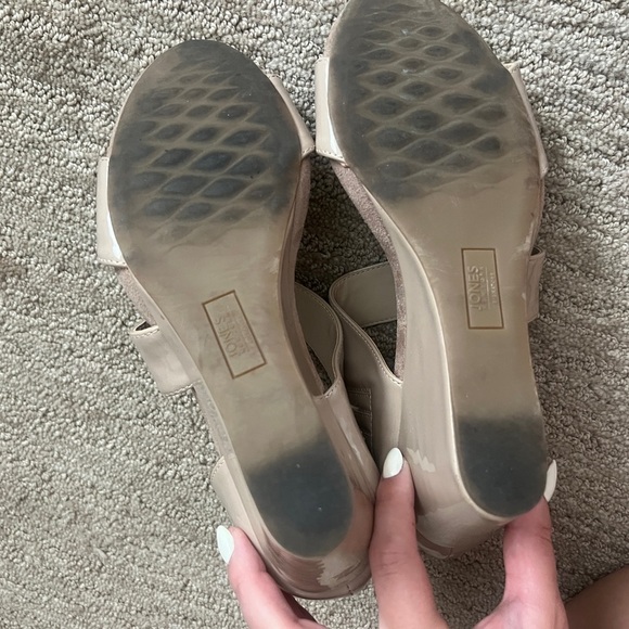 Jones New York Cream Wedge Sandals with Modern Design - Picture 6 of 7